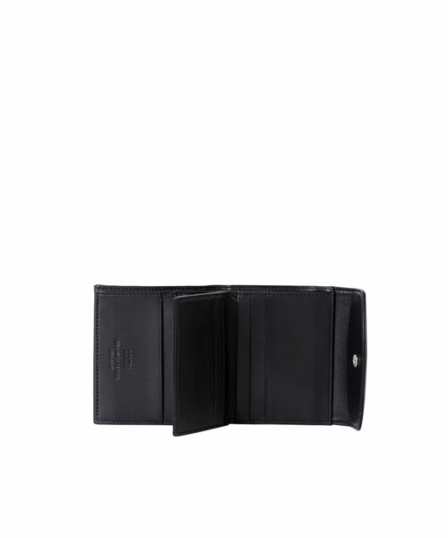 LUMI Viivi Trifold Wallet in classic black. This little trifold wallet safe-keeps your cards and cash in style. Made from lovely and soft sheep napa leather.