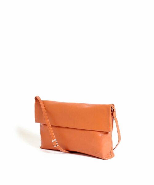 LUMI Julia Midi Clutch, in cognac, is made of vegetable tanned goat leather. This clutch is nice an petite but still big enough to fit everything you might need for your evening out.