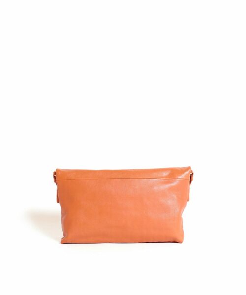 LUMI Julia Midi Clutch, in cognac, is made of vegetable tanned goat leather. This clutch is nice an petite but still big enough to fit everything you might need for your evening out.