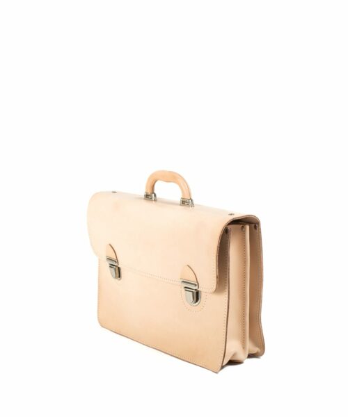 LUMI Mika Postman Bag is created using natural vegetable tanned cow leather.