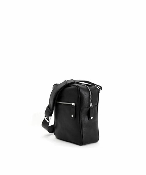 LUMI Björn Messenger, in black, is created using vegetable tanned leather.