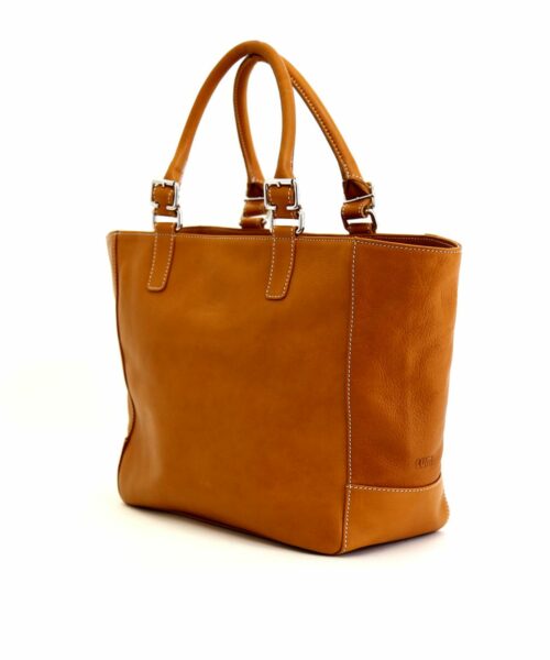 LUMI Jutta East West Tote, in cognac. This bag fits everything you need for work, school and spontaneous travel.