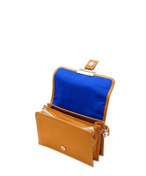 LUMI Pauliina Day to Evening Bag, in black, is a classic that works for every occasion. Created using vegetable tanned leather.