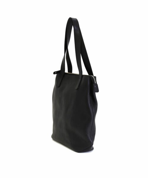 LUMI Lars Open Tote, in black, is created using vegetable tanned leather.