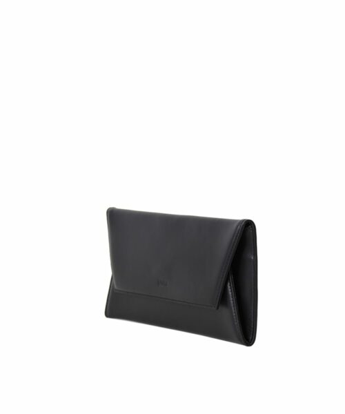 LUMI Talvikki Envelope Wallet in classic black. This wallet is perfect for daily use to safe-keep your cards and cash. Or use it as a clutch with your evening wear. The wallet is handmade from lovely and soft sheep napa leather, which makes it beautiful to hold in your hand.