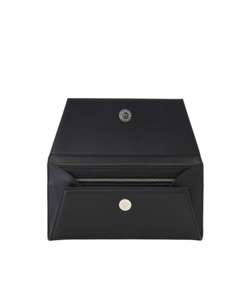 LUMI Talvikki Envelope Wallet in classic black. This wallet is perfect for daily use to safe-keep your cards and cash. Or use it as a clutch with your evening wear. The wallet is handmade from lovely and soft sheep napa leather, which makes it beautiful to hold in your hand.