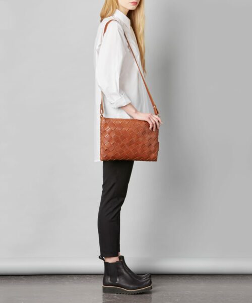 LUMI Trine Woven Clutch Large in beautiful cognac.