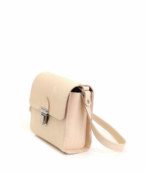 LUMI Hilla Messenger Bag is created using natural vegetable tanned cow leather.