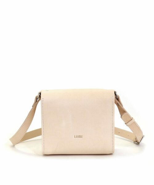 LUMI Hilla Messenger Bag is created using natural vegetable tanned cow leather.