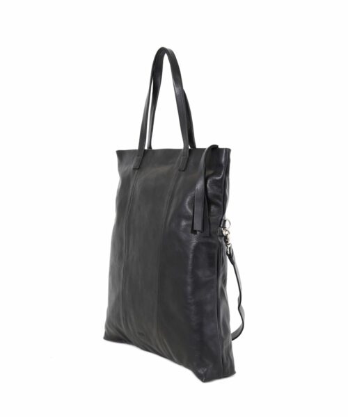 LUMI Mia XXL Tote in black.