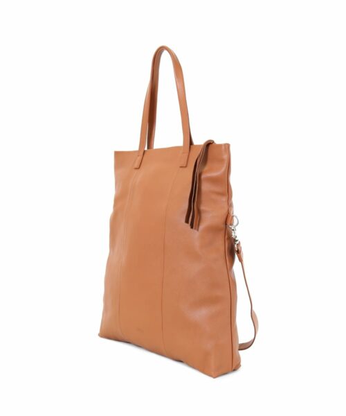 LUMI Mia XXL Tote in cognac.