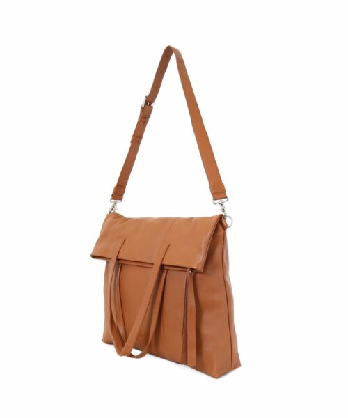 LUMI Mia XXL Tote in cognac.