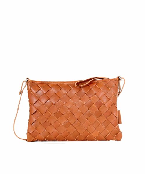 LUMI Trine Woven Clutch Large in beautiful cognac.