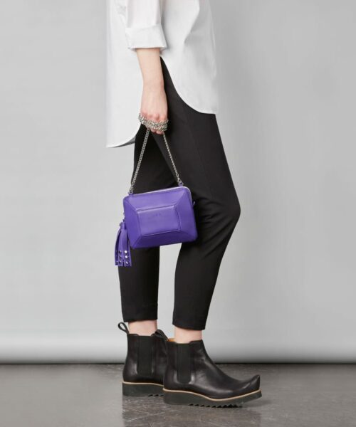 LUMI Fiia Boxy Bag, in violet, is a foxy accessory for the colourful hearted. Fiia’s boxy shape makes it a spacious bag -fitting your phone, keys and other little essentials you may need during the day.