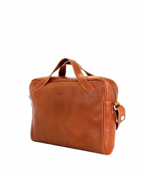 LUMI Hilma Solid Laptop Bag in beautiful cognac. This functional and stylish bag ticks all the boxes for a business bag – for men and women. Hilma fits a 13″ laptop and the light padding keeps it safe.