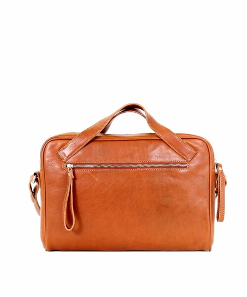 LUMI Hilma Solid Laptop Bag in beautiful cognac. This functional and stylish bag ticks all the boxes for a business bag – for men and women. Hilma fits a 13″ laptop and the light padding keeps it safe.
