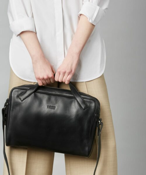 This functional and stylish bag ticks all the boxes for a business bag – for men and women. Hilma fits a 13″ laptop and the light padding keeps it safe.