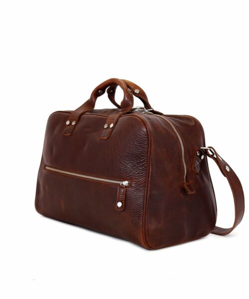 LUMI Kristian Weekender Bag in toffee. This roomy and handsome weekender bag fits all you need for a weekend away. Also fits your workout essentials.
