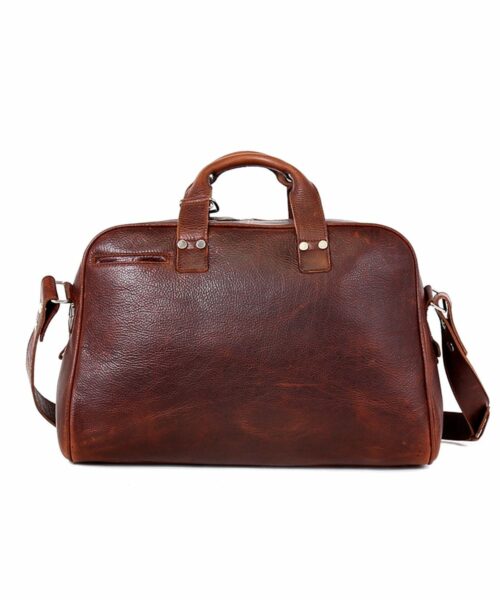 LUMI Kristian Weekender Bag in toffee. This roomy and handsome weekender bag fits all you need for a weekend away. Also fits your workout essentials.