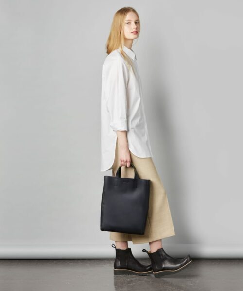 LUMI Ritva Open Tote in classic black. This minimalistic tote bag ticks all the boxes for a perfect day bag, for the office and around town