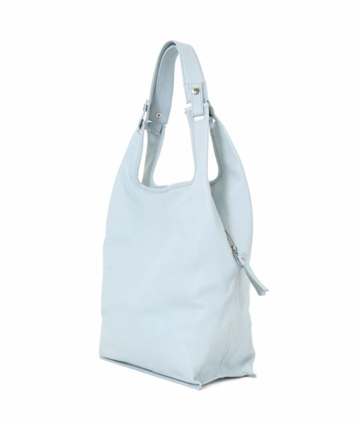 LUMI Light Supermarket Bag Large in fresh and soft light blue. You will love it as your go-to bag for your everyday adventures – it’s lightweight, roomy and functional. All Supermarket Bags come with exchangeable short handles and a long strap to carry on shoulder or cross body.