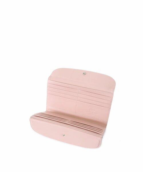 LUMI Sylvi Maxi Trifold Wallet. This little trifold wallet safe-keeps your cards and cash in style. The wallet is handmade from lovely and soft sheep napa leather, which makes it beautiful to hold in your hand.